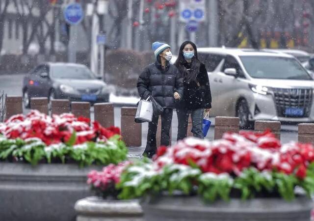 △12日，新疆乌鲁木齐市迎来龙年首场降雪。