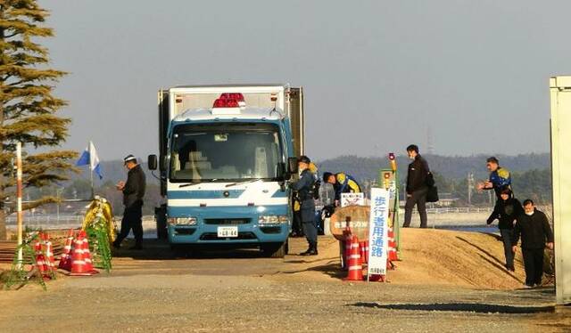 日本警方在遗体发现地周边进行搜寻，图源：读卖新闻