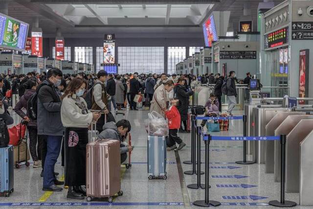2月13日中午，安徽合肥，高铁合肥南站，大量旅客在候车室里等待，准备踏上返程旅途。图/IC&nbspphoto