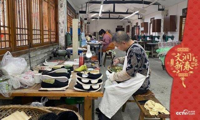 唐昌布鞋坊内的工人正在赶制布鞋。王凡摄