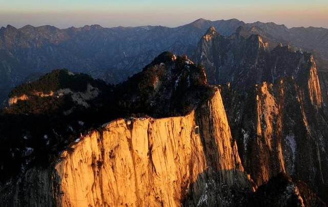 春节假期，西岳华山每天有超2万人次的游客登山观景。图为日落时分的华山群峰。