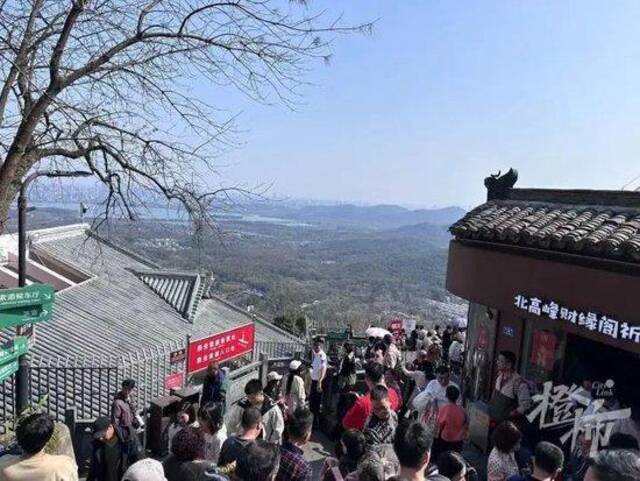 超4万人涌入杭州北高峰拜财神，灵隐寺吃素面的游客排到后厨门口