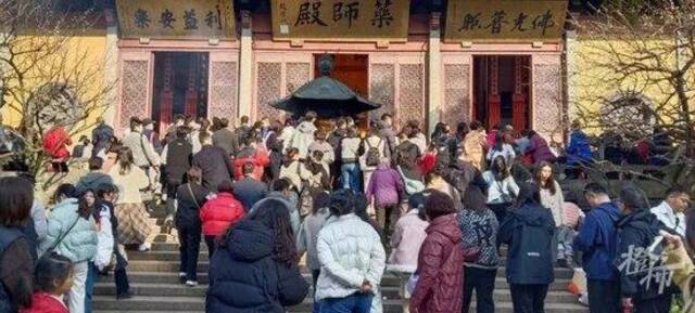超4万人涌入杭州北高峰拜财神，灵隐寺吃素面的游客排到后厨门口