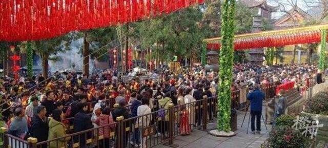 超4万人涌入杭州北高峰拜财神，灵隐寺吃素面的游客排到后厨门口