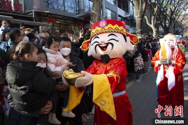 民众“迎财神”。倪树斌摄