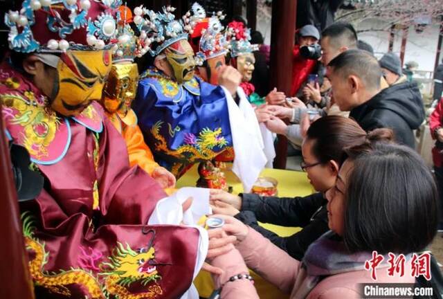 江苏苏州商家于初五左右开市，祭祀财神，并招人饮酒，叫“接路头”。王建康摄