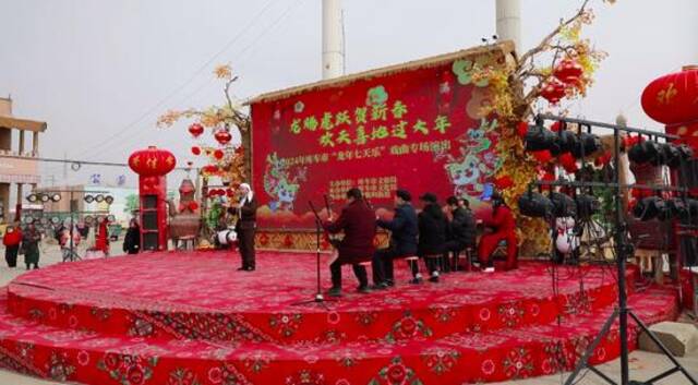 2月13日，2024年库车市“龙年七天乐”戏曲专场演出在老城历史文化街区热期坦广场举行。