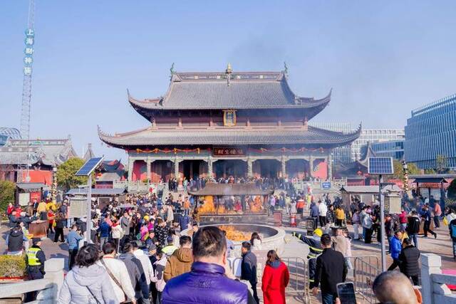 2月14日上午，市民在上海财神庙烧香祈福。  上海浦东警方供图