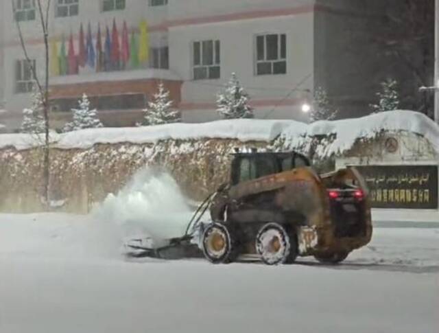 2月16日凌晨，阿勒泰市有关部门连夜清扫积雪。视频截图/雪都融媒