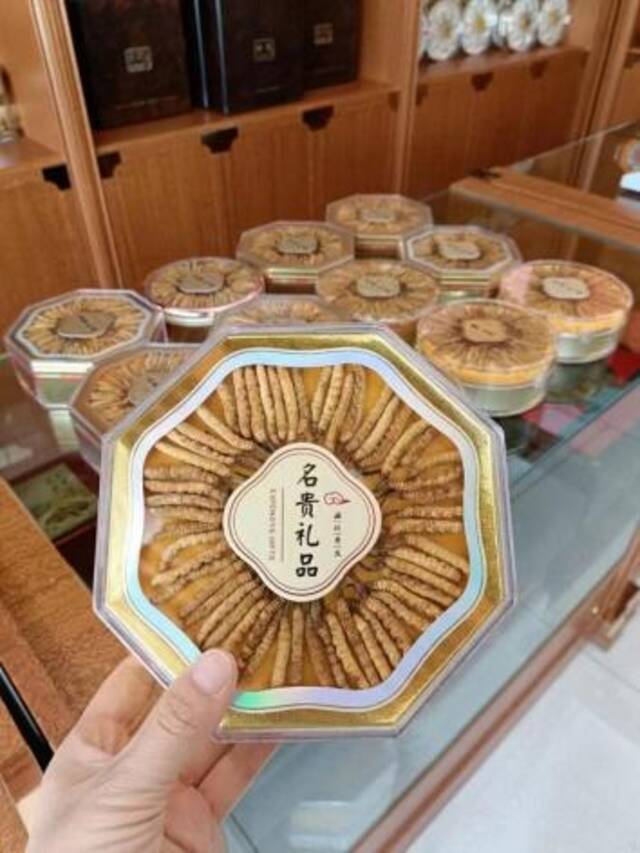 娄亮正在向记者展示春节热销的某款保健品礼盒（图片来源：财联社记者摄）