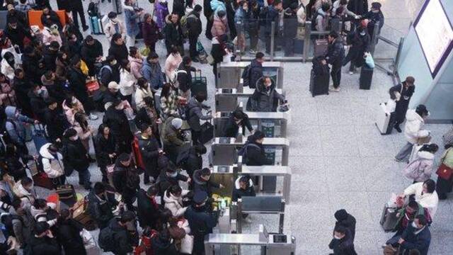 2024年2月17日，大批旅客在铁路杭州东站候车大厅候车。