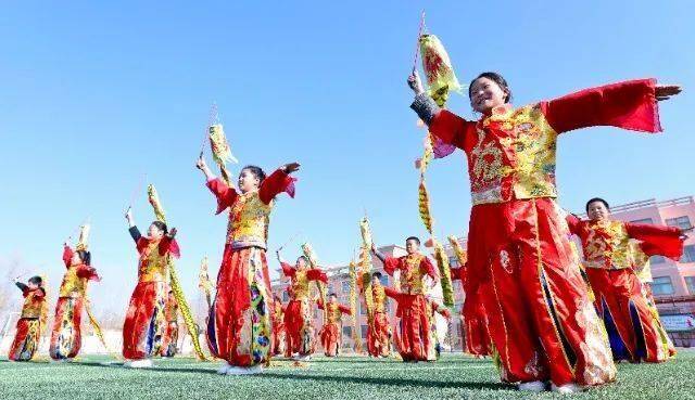 舞龙舞狮社团的学生们正在演练龙腾狮舞传统文化节目王将摄