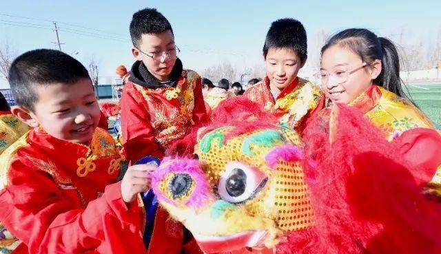 舞龙舞狮社团的学生们正在演练龙腾狮舞传统文化节目王将摄