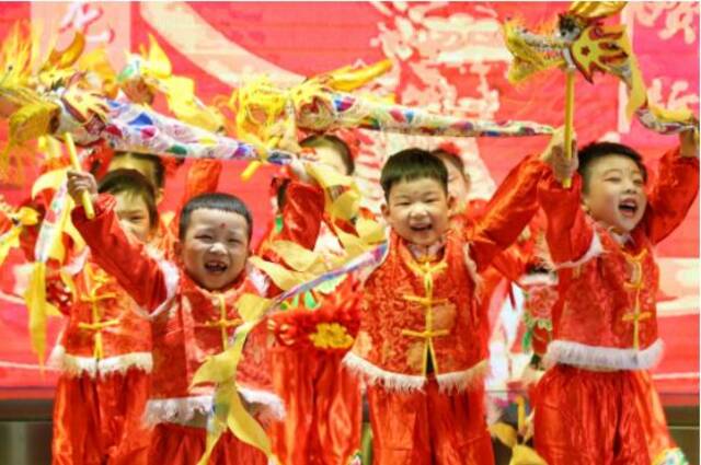 小朋友通过舞龙表演，感受中国传统民俗文化的魅力。通讯员周强摄