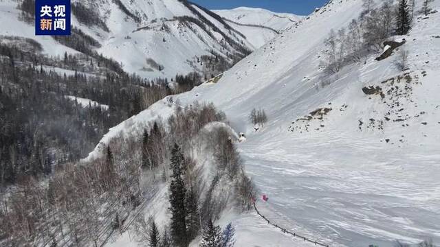 新疆阿勒泰喀纳斯景区禾木村贾登峪下山道路打通