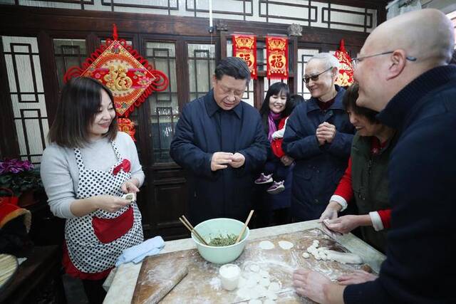 △2019年2月1日，习近平总书记在北京前门东区草厂四条胡同，同朱茂锦一家人包饺子、聊家常。