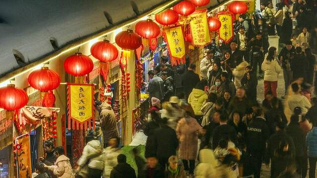 2月13日晚，游客在河北省遵化市山里各庄雪乡景区选购小吃（无人机照片）。新华社资料图