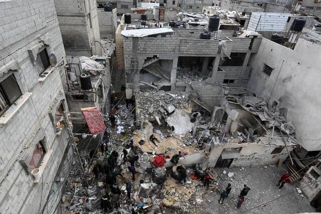 当地时间2024年2月16日，加沙地带南部拉法，巴以冲突持续，当地遭以军袭击，建筑损毁。图/IC&nbspphoto