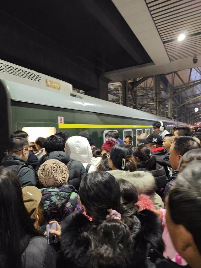 沈阳北站拥挤上车的乘客 图片来源：受访对象提供