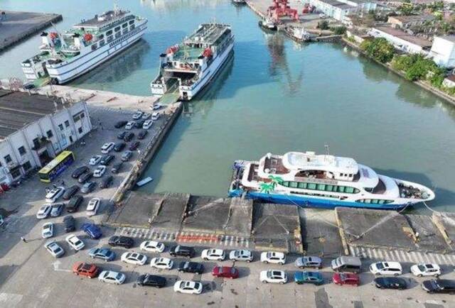 2024年2月15日，海口港码头，有序排队登船的旅客和自驾车辆。（视觉中国/图）