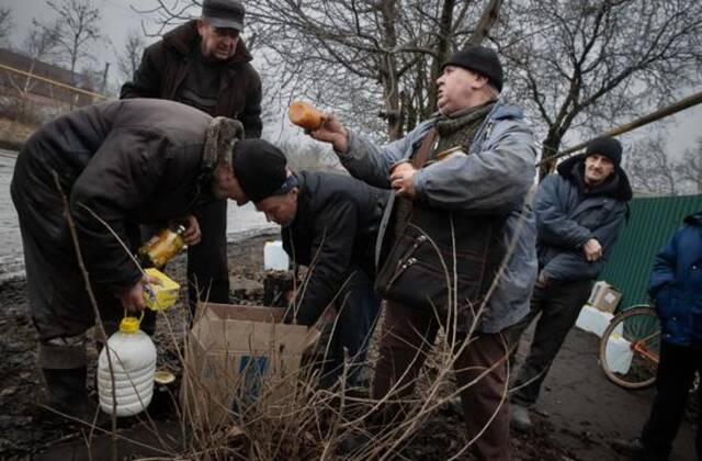 ·2023年2月，少数仍留在阿夫杰耶夫卡城区的市民在领取生活必需品。