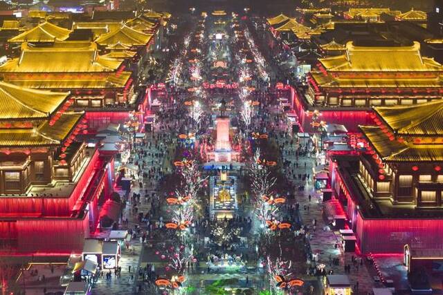 这是2024年2月2日拍摄的西安大唐不夜城景色（无人机照片）。新华社记者邵瑞摄