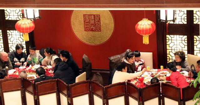 2024年2月9日除夕，人们在江苏省苏州市一家餐馆内享用团圆饭。新华社发（杭兴微摄）