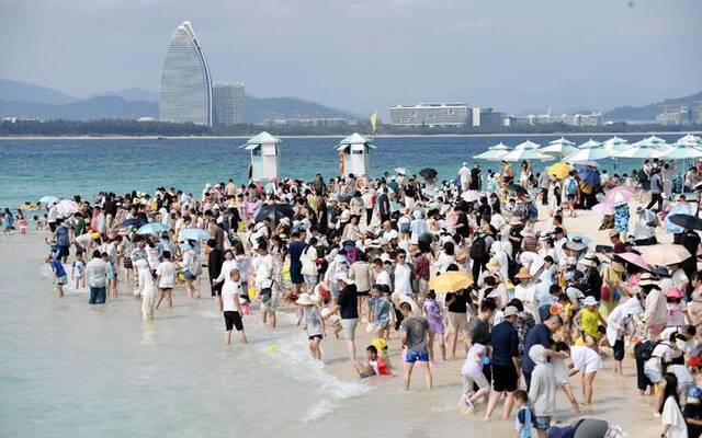 2月4日，游客在海南省三亚市蜈支洲岛旅游区戏水新华社记者赵颖全摄