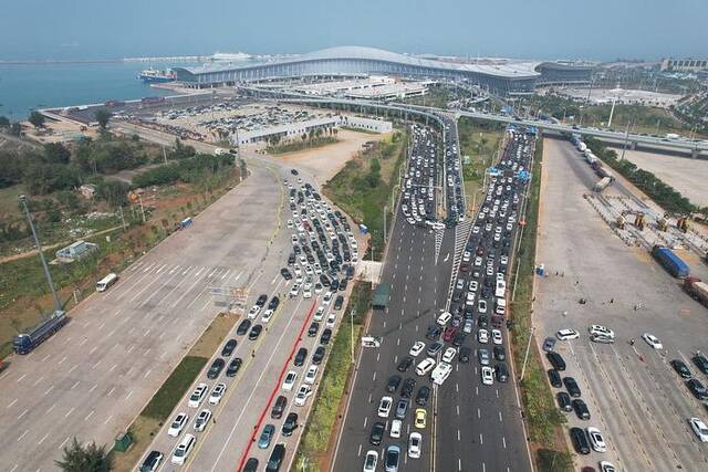 2024年2月16日，受琼州海峡大雾影响，海口新海港过海渡轮短暂停航，航拍新海港装载过海车辆的情况。视觉中国图