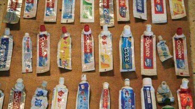 兰世立年轻时收购牙膏皮。图源：搜狐网