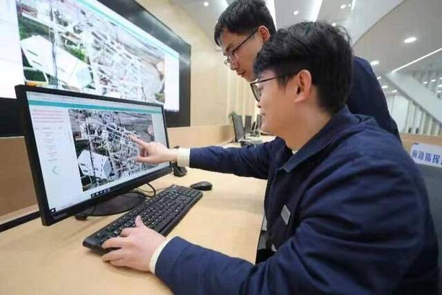 国网福建莆田供电公司生产管控中心值班人员应用人工智能算法，对近期无人机巡检影像进行技术监督。