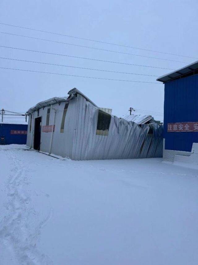 春节前夕，熊先生的钢结构厂房被积雪压垮，目前仍待维修。