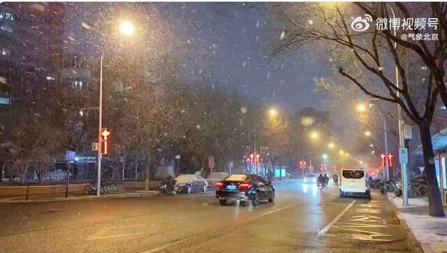 北京迎来龙年首场降雪，故宫明日门票已约满