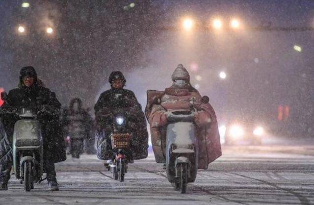 北京市应急局提示：道路结冰黄色预警中，建议明日错峰出行