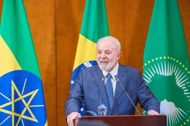 当地时间2月18日，埃塞俄比亚亚的斯亚贝巴，巴西总统卢拉在新闻发布会上发表讲话。图自视觉中国 