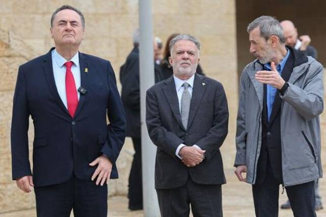 当地时间2月19日，耶路撒冷，巴西驻以色列大使弗雷德里科·迈耶（中）在记者在场的情况下，被以色列外交部长伊斯雷尔·卡茨（左）召见。图自视觉中国