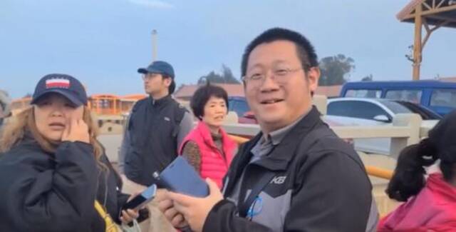 台湾游客登岸后接受采访。视频截图图源：台媒