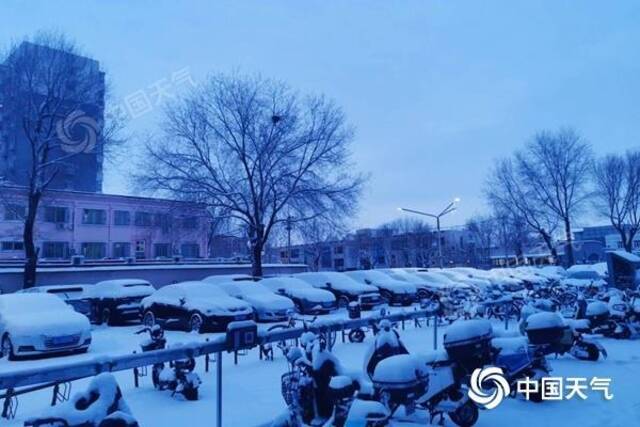 △北京今晨积雪较深。