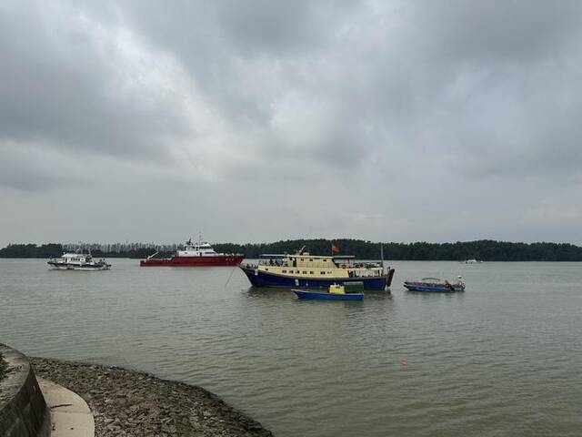 广州沥心沙大桥被撞断现场：肇事船只已移走，有车辆掉落船上损毁严重