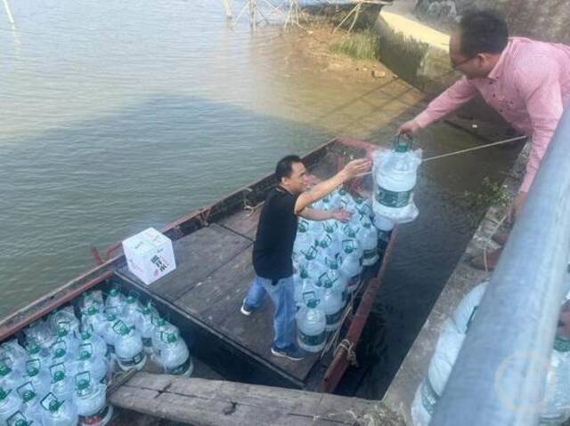 2月22日，广州三民岛停水，有商户通过船把桶装水运送岛内，保证平价水供应。摄影/上游新闻记者王凯