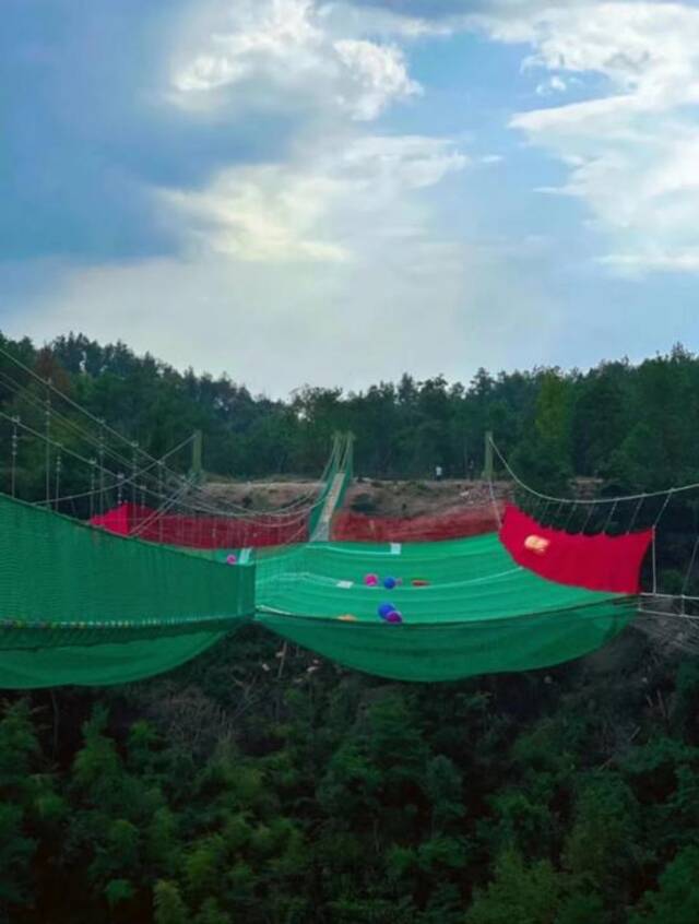 浙江永康秀岩村鹅大队探险乐园的“天空魔网”项目。鹅大队探险乐园公众号