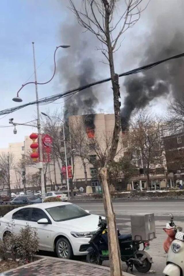 河北邯郸一楼房5楼着火后，一男子从6楼跳下？多部门回应