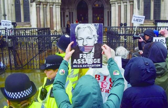 21日，英国民众在高等法院外举行示威，要求释放阿桑奇。（视觉中国）