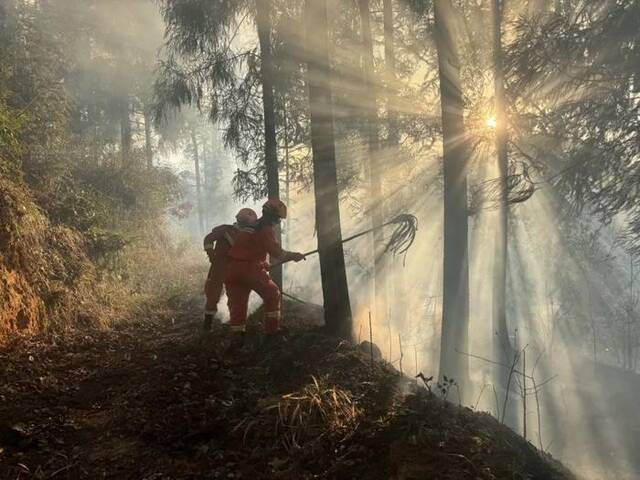 贵州山火频发：一线消防员将朋友圈设为家人不可见