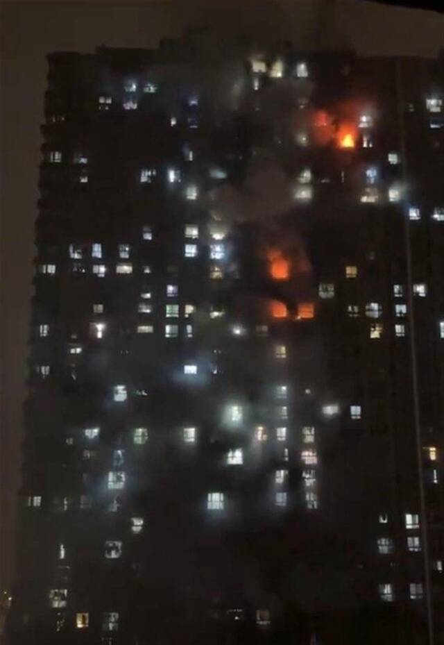 火灾发生时，多层楼可见明火（视频截图）