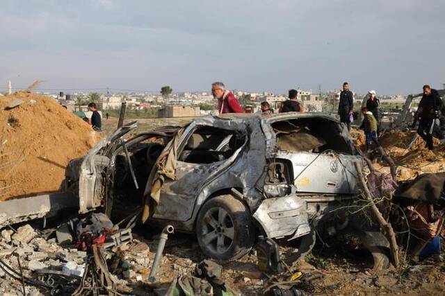 2月18日，在加沙地带南部城市拉法，巴勒斯坦人查看以军空袭后的损毁情况。新华社发（哈立德·奥马尔摄）