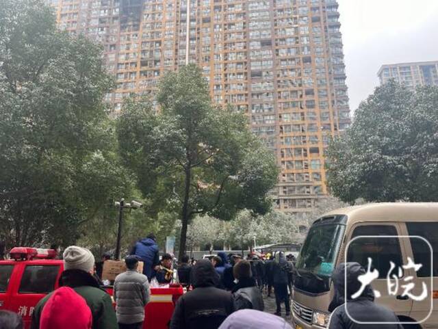 南京一小区火灾致15人遇难 记者探访：事发楼栋下停多辆电动车 居民讲述家人逃生过程