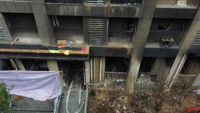 15人遇难！南京居民楼火灾亲历者讲述逃生经过，小区曾因电动车停放引发投诉