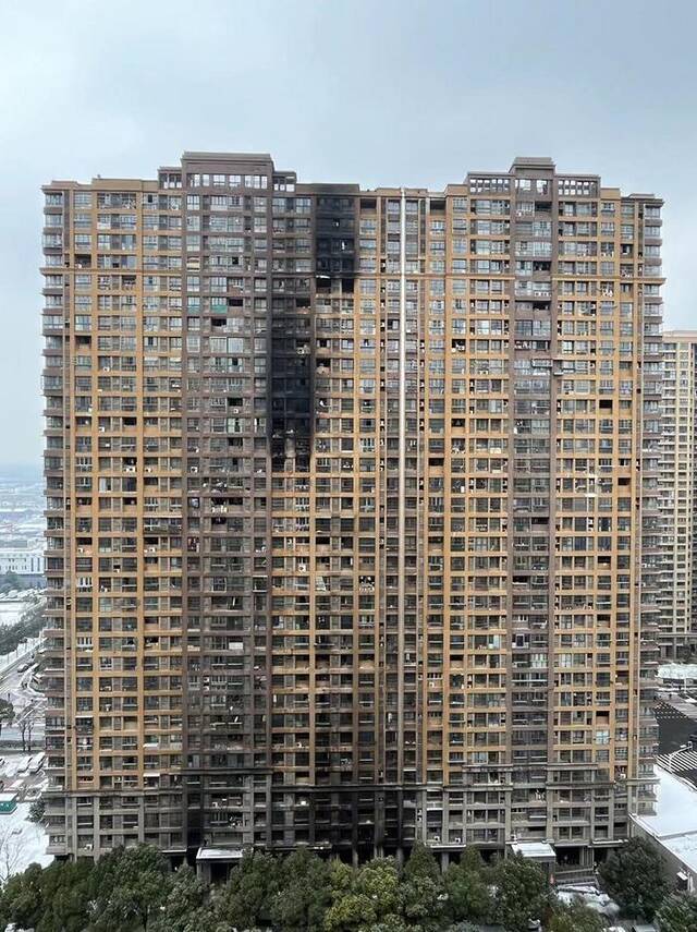南京明尚西苑居民楼发生火灾已致15人死亡，多层房屋留下烟熏的痕迹。澎湃新闻记者邱海鸿 图
