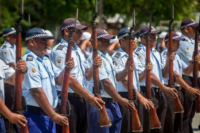 2017年，基里巴斯国家警察部队为独立日游行进行彩排图片来源：picryl网站